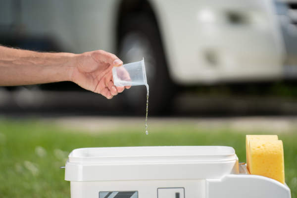 AGO Kraft Acrylglasreiniger Anwendung Schritt 1