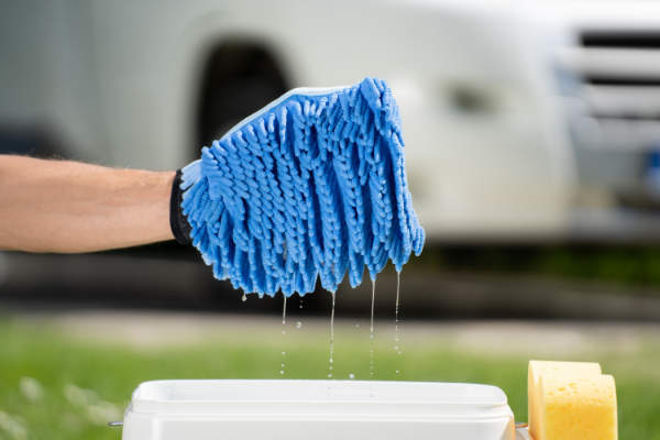 AGO Kraft Acrylglasreiniger Anwendung Schritt 3