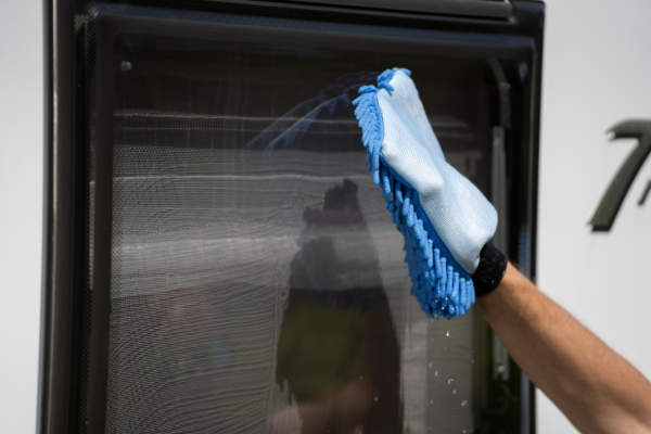 AGO Kraft Acrylglasreiniger Anwendung Schritt 4